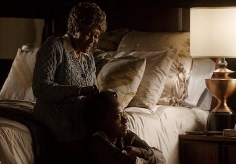 Ophelia (Cicely Tyson) runs the comb through Annalise's hair (Viola Davis)